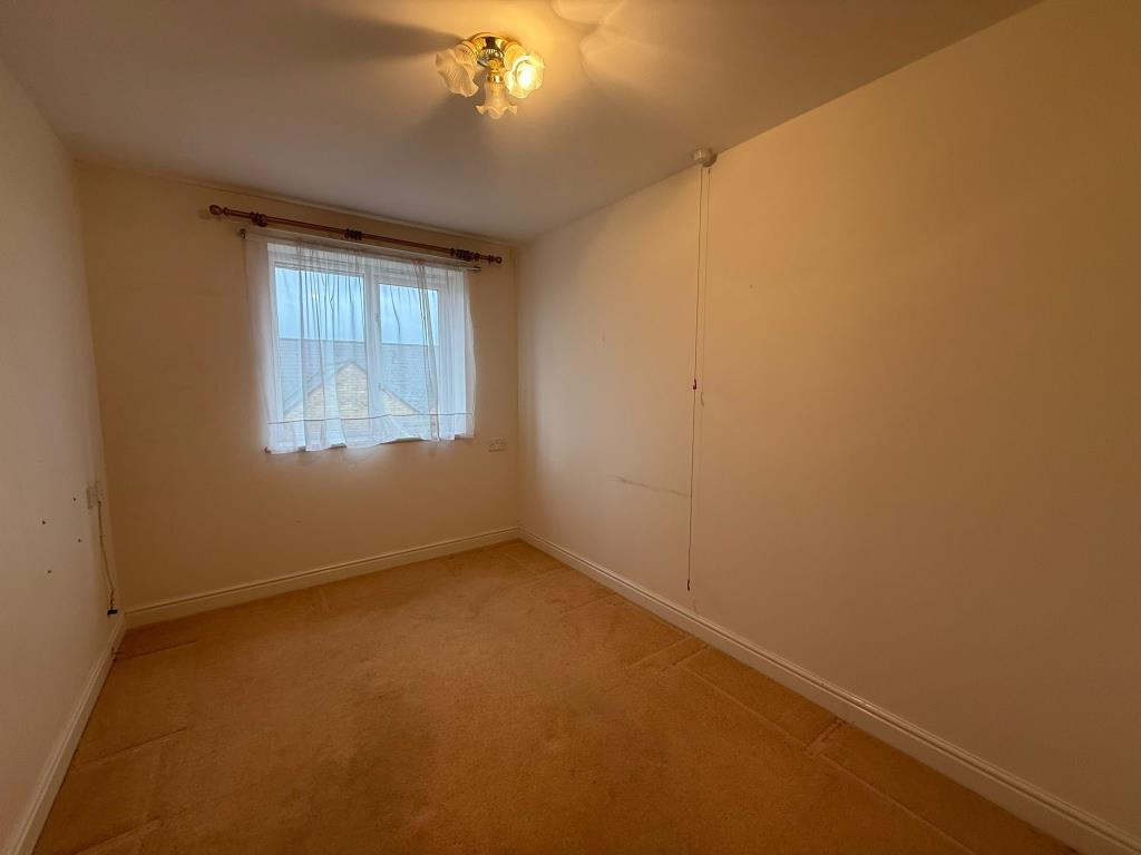 Lot: 50 - TWO-BEDROOM RETIREMENT FLAT IN NEED OF IMPROVEMENT - Carpeted 2nd bedroom with window